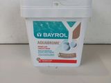 un seau de produit nettoyant pour piscine à base d'eau posé sur une table