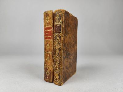 un vieux livre posé sur une surface blanche
