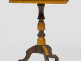 une paire de petites tables avec un plateau et un piètement en bois
