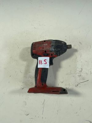une photo d'une perceuse sans fil accrochée à un mur, avec une étiquette de prix fixée dessus
