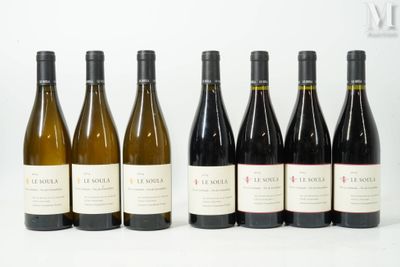 six bouteilles de vin sont alignées dans une rangée