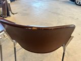 une photo d'une chaise marron dans un showroom
