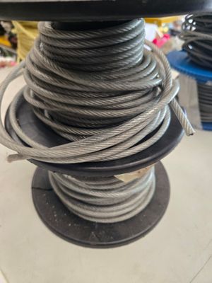un gros plan d'une bobine de fil métallique posée sur une table