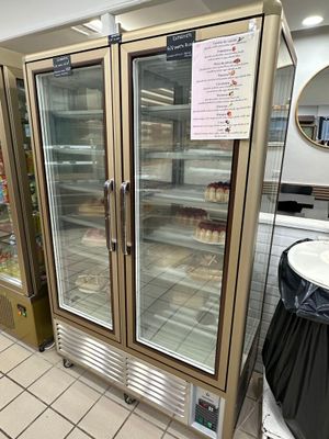 une photo d'un congélateur dans un magasin