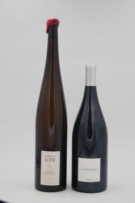 deux bouteilles de vin posées l'une à côté de l'autre sur une table
