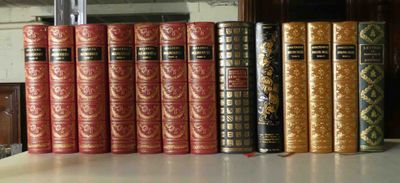 un grand nombre de livres posés sur une table