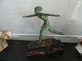 une statue représentant une femme debout sur une table