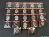 de nombreux badges posés sur une table noire