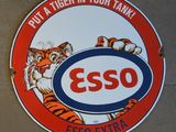 un panneau orange et blanc représentant un tigre, accroché sur le côté d'un immeuble