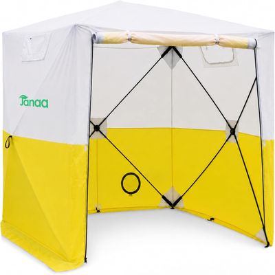 une tente blanche et jaune surmontée d'un mât en bois