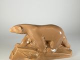 sculpture représentant un ours brun perché sur un rocher, sur fond blanc
