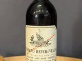 une bouteille de vin posée sur une table en bois