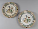 deux assiettes à motifs floraux posées sur une table