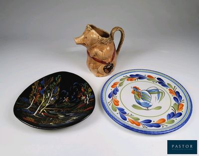 deux assiettes et un pichet posés sur une table
