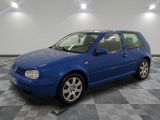 La Volkswagen Golf break bleue est garée dans le garage.
