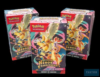 On voit deux boîtes de cartes à collectionner Pokémon sur un fond noir.