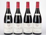 trois bouteilles de vin sont alignées sur une surface blanche
