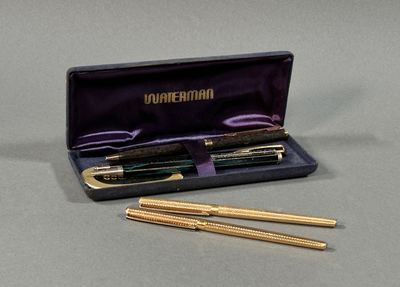 un stylo et une paire de ciseaux dans un étui