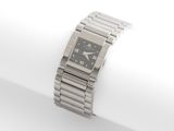 une photo d'une montre-bracelet posée sur une serviette blanche