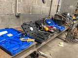 une table avec des outils dans un garage