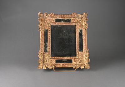 une image représentant un cadre doré avec un miroir au milieu