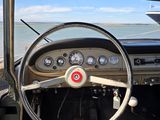 un volant et un tableau de bord de voiture sur la plage