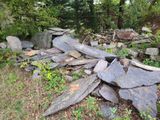 un tas de pierres au milieu des bois