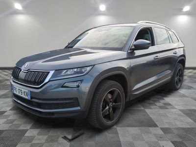 La nouvelle Skoda est garée dans une grande pièce au sol carrelé en damier.