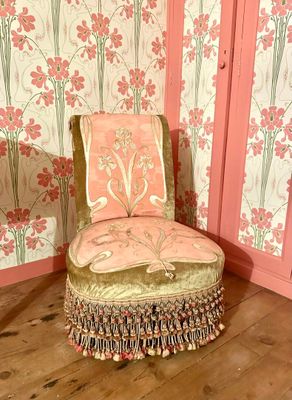 a chair that is sitting in the corner of a room