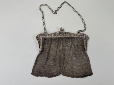 un petit sac ancien en maille d'argent, muni d'une chaîne suspendue sur le côté