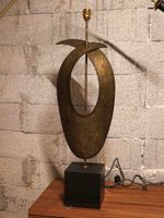 Grande lampe en métal patiné, découpé et cintré H. (photo 2)