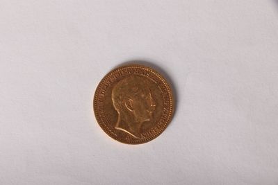 un gros plan d'un penny posé sur une surface blanche