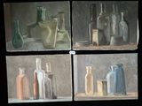 quatre tableaux représentant des vases de différentes couleurs posés sur une étagère dans une pièce sombre