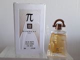 un flacon de parfum posé à côté d'une boîte sur une table