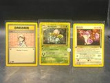 trois cartes Pokémon posées les unes à côté des autres sur une table