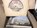 une boîte pleine de livres posée sur le sol