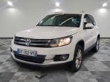 La Volkswagen Tiguan blanche est garée dans une pièce au sol à carreaux.