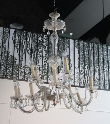 Grand lustre à 12 bras de lumières en verre incolore. Fût ce…