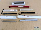 de nombreux types de stylos et de crayons disposés sur une table