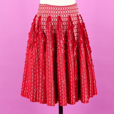 une jupe rouge sur un mannequin, un mannequin, un mannequin, un mannequin, un mannequin, un mannequin, un mannequin, un mannequin, un mannequin