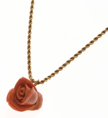 une image représentant un collier orné d'une rose, sur fond blanc