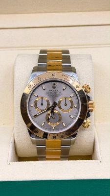une montre en argent et en or, présentée dans un coffret