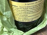 une bouteille de vin posée sur une table en bois