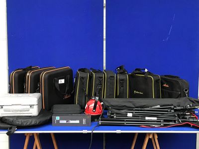 plusieurs sacs posés sur une table bleue