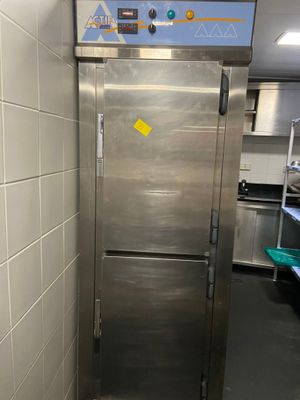 un réfrigérateur en acier inoxydable dans une cuisine professionnelle