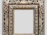 un vieux cadre photo en bois orné d'un motif décoratif