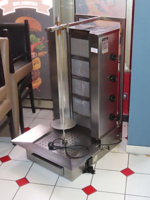 une machine posée par terre dans un restaurant