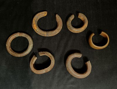 Lot de 6 joncs, bracelets dont certains ciselé - Photo 1