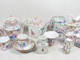 de nombreux types de théières et de soucoupes sur la table