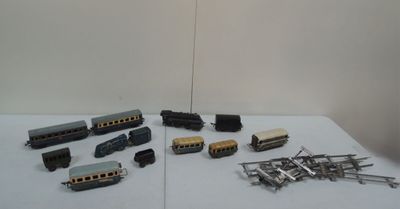 de nombreux types de trains miniatures sur la table